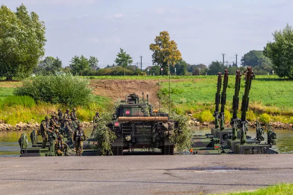 Minden / Almanya - 4 Eylül 2019: Panzerpionierbattaillon, M3 Amfibi Kulesi ile bir nehir üzerinden geçen bir tankı eğitti. M3 Amfibi Kulesi kendinden tahrikli bir amfibi köprü aracıdır..