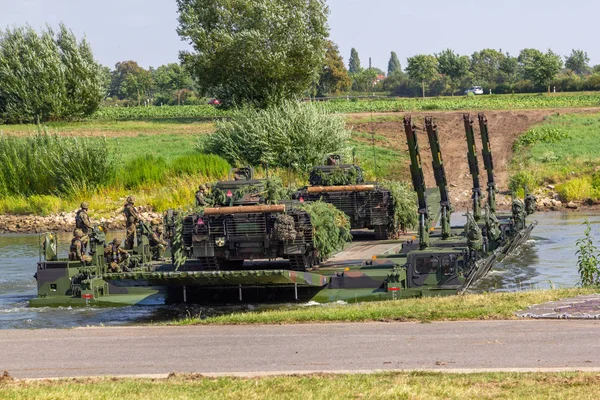 Minden Duitsland September 2019 Panzerpionierbattaillon Trainde Een Tank Crossing Een — Stockfoto