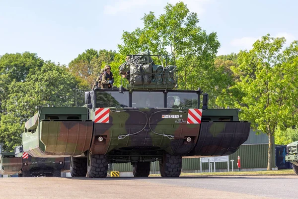 Minden / Almanya - 4 Eylül 2019: Panzerpionierbattaillon, M3 Amfibi Kulesi ile bir nehir üzerinden geçen bir tankı eğitti. M3 Amfibi Kulesi kendinden tahrikli bir amfibi köprü aracıdır..