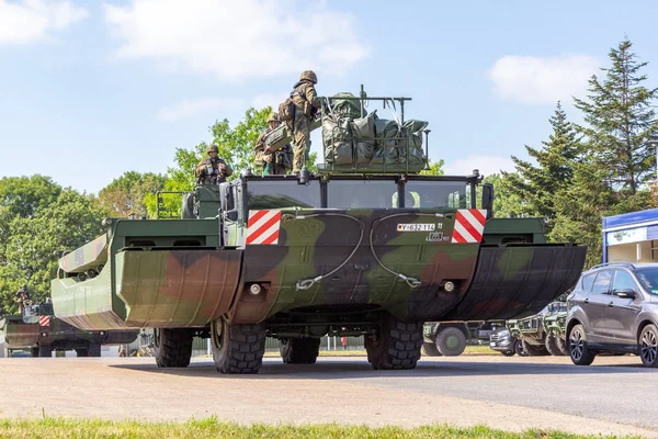 Minden / Almanya - 4 Eylül 2019: Panzerpionierbattaillon, M3 Amfibi Kulesi ile bir nehir üzerinden geçen bir tankı eğitti. M3 Amfibi Kulesi kendinden tahrikli bir amfibi köprü aracıdır..