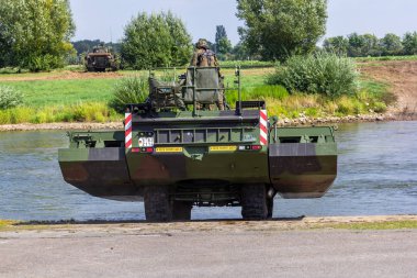 Minden / Almanya - 4 Eylül 2019: Alman tank öncü taburu M3 Amfibi Teçhizat ile bir nehir üzerinden geçen bir tank eğitti. M3 Amfibi Kulesi kendinden tahrikli bir amfibi köprü aracıdır..