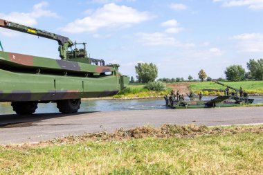 Minden / Almanya - 4 Eylül 2019: Alman tank öncü taburu M3 Amfibi Teçhizat ile bir nehir üzerinden geçen bir tank eğitti. M3 Amfibi Kulesi kendinden tahrikli bir amfibi köprü aracıdır..