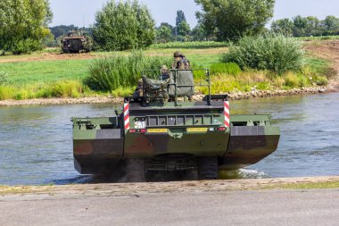 Minden / Almanya - 4 Eylül 2019: Alman tank öncü taburu M3 Amfibi Teçhizat ile bir nehir üzerinden geçen bir tank eğitti. M3 Amfibi Kulesi kendinden tahrikli bir amfibi köprü aracıdır..