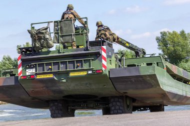 Minden / Almanya - 4 Eylül 2019: Alman tank öncü taburu M3 Amfibi Teçhizat ile bir nehir üzerinden geçen bir tank eğitti. M3 Amfibi Kulesi kendinden tahrikli bir amfibi köprü aracıdır..