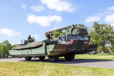 Minden / Almanya - 4 Eylül 2019: Alman tank öncü taburu M3 Amfibi Teçhizat ile bir nehir üzerinden geçen bir tank eğitti. M3 Amfibi Kulesi kendinden tahrikli bir amfibi köprü aracıdır..