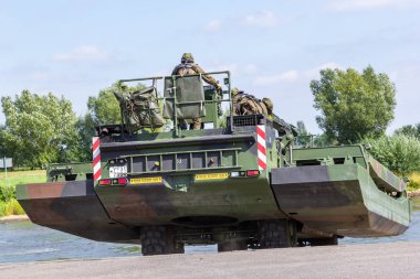 Minden / Almanya - 4 Eylül 2019: Alman tank öncü taburu M3 Amfibi Teçhizat ile bir nehir üzerinden geçen bir tank eğitti. M3 Amfibi Kulesi kendinden tahrikli bir amfibi köprü aracıdır..