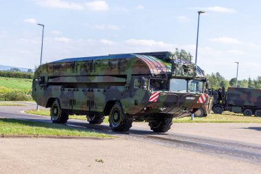 Minden / Almanya - 4 Eylül 2019: Alman tank öncü taburu M3 Amfibi Teçhizat ile bir nehir üzerinden geçen bir tank eğitti. M3 Amfibi Kulesi kendinden tahrikli bir amfibi köprü aracıdır..
