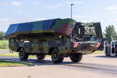 Minden / Almanya - 4 Eylül 2019: Alman tank öncü taburu M3 Amfibi Teçhizat ile bir nehir üzerinden geçen bir tank eğitti. M3 Amfibi Kulesi kendinden tahrikli bir amfibi köprü aracıdır..