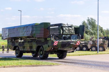 Minden / Almanya - 4 Eylül 2019: Alman tank öncü taburu M3 Amfibi Teçhizat ile bir nehir üzerinden geçen bir tank eğitti. M3 Amfibi Kulesi kendinden tahrikli bir amfibi köprü aracıdır..