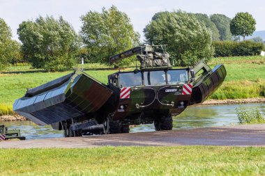 Minden / Almanya - 4 Eylül 2019: Alman tank öncü taburu M3 Amfibi Teçhizat ile bir nehir üzerinden geçen bir tank eğitti. M3 Amfibi Kulesi kendinden tahrikli bir amfibi köprü aracıdır..