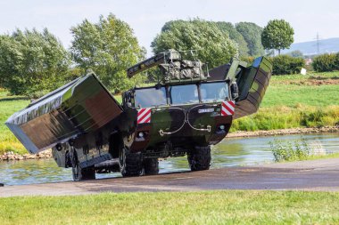 Minden / Almanya - 4 Eylül 2019: Alman tank öncü taburu M3 Amfibi Teçhizat ile bir nehir üzerinden geçen bir tank eğitti. M3 Amfibi Kulesi kendinden tahrikli bir amfibi köprü aracıdır..