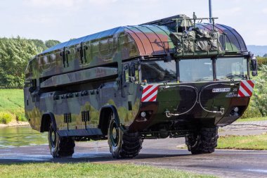 Minden / Almanya - 4 Eylül 2019: Alman tank öncü taburu M3 Amfibi Teçhizat ile bir nehir üzerinden geçen bir tank eğitti. M3 Amfibi Kulesi kendinden tahrikli bir amfibi köprü aracıdır..