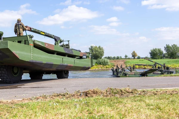 Minden / Almanya - 4 Eylül 2019: Alman tank öncü taburu M3 Amfibi Teçhizat ile bir nehir üzerinden geçen bir tank eğitti. M3 Amfibi Kulesi kendinden tahrikli bir amfibi köprü aracıdır..