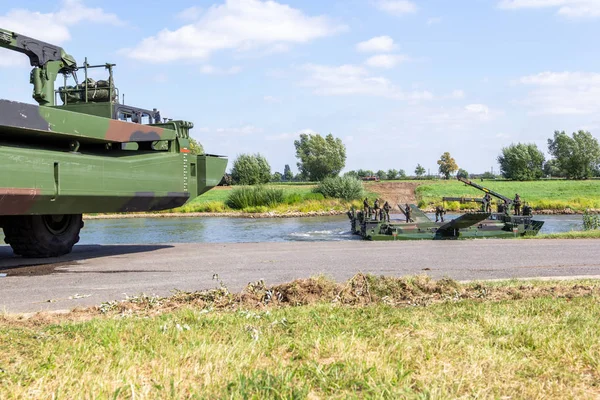 Minden / Almanya - 4 Eylül 2019: Alman tank öncü taburu M3 Amfibi Teçhizat ile bir nehir üzerinden geçen bir tank eğitti. M3 Amfibi Kulesi kendinden tahrikli bir amfibi köprü aracıdır..