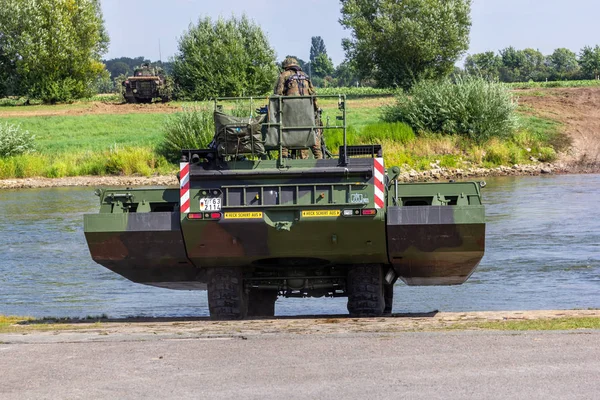 Minden / Almanya - 4 Eylül 2019: Alman tank öncü taburu M3 Amfibi Teçhizat ile bir nehir üzerinden geçen bir tank eğitti. M3 Amfibi Kulesi kendinden tahrikli bir amfibi köprü aracıdır..