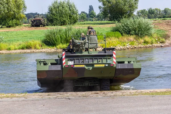 Minden / Almanya - 4 Eylül 2019: Alman tank öncü taburu M3 Amfibi Teçhizat ile bir nehir üzerinden geçen bir tank eğitti. M3 Amfibi Kulesi kendinden tahrikli bir amfibi köprü aracıdır..