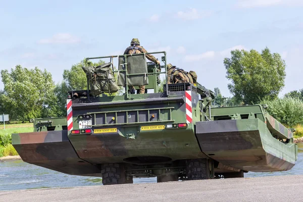 Minden / Almanya - 4 Eylül 2019: Alman tank öncü taburu M3 Amfibi Teçhizat ile bir nehir üzerinden geçen bir tank eğitti. M3 Amfibi Kulesi kendinden tahrikli bir amfibi köprü aracıdır..