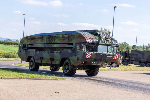 Minden / Almanya - 4 Eylül 2019: Alman tank öncü taburu M3 Amfibi Teçhizat ile bir nehir üzerinden geçen bir tank eğitti. M3 Amfibi Kulesi kendinden tahrikli bir amfibi köprü aracıdır..