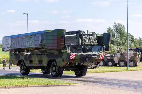 Minden / Almanya - 4 Eylül 2019: Alman tank öncü taburu M3 Amfibi Teçhizat ile bir nehir üzerinden geçen bir tank eğitti. M3 Amfibi Kulesi kendinden tahrikli bir amfibi köprü aracıdır..