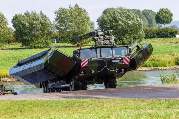 Minden / Almanya - 4 Eylül 2019: Alman tank öncü taburu M3 Amfibi Teçhizat ile bir nehir üzerinden geçen bir tank eğitti. M3 Amfibi Kulesi kendinden tahrikli bir amfibi köprü aracıdır..