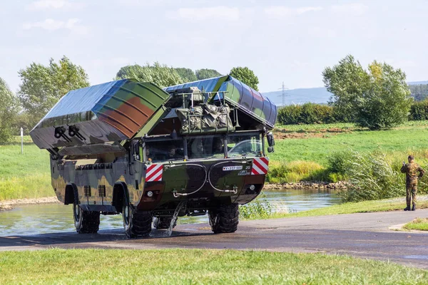 Minden / Almanya - 4 Eylül 2019: Alman tank öncü taburu M3 Amfibi Teçhizat ile bir nehir üzerinden geçen bir tank eğitti. M3 Amfibi Kulesi kendinden tahrikli bir amfibi köprü aracıdır..