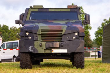 Alman ordusuna ait tekerlekli zırhlı araç tarlada duruyor