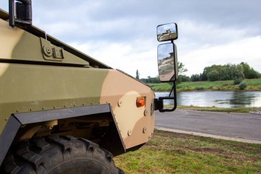 Çöl kamuflajı bir piyade savaş aracı nın ön