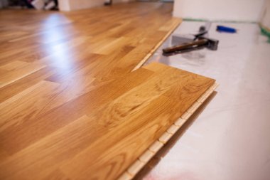 Bir kat ev odasında parke montajı