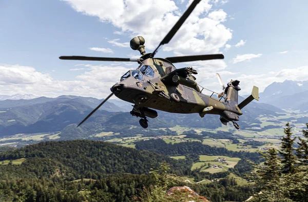 Німецький Ударний Вертоліт Летить Над Ландшафтом Німеччини Стокове Зображення