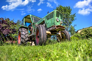 Bir Alman vintage traktörü yeşil bir çayırda duruyor