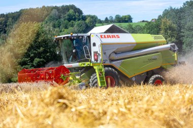 BAVARIA / GERMANY - 20 AĞUSTOS 2020: Claas Tucano 420 hasat makinesini bir tarım sahasında harap etti.