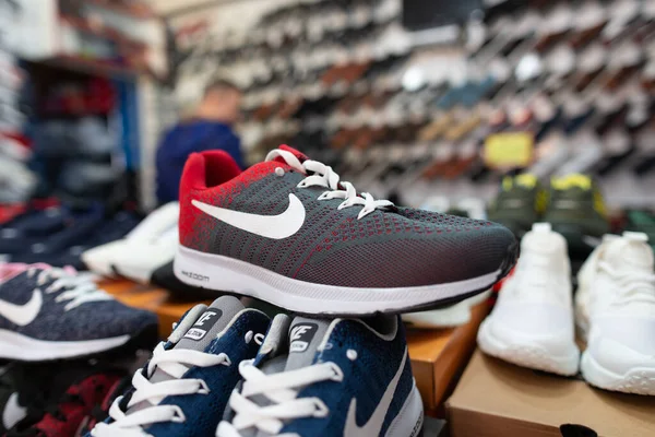 Antalya Türkei Januar 2020 Schuhe Verschiedener Marken Stehen Einem Schuhmarktladen — Stockfoto