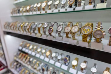 ANTALYA / TURKEY - 19 Ocak 2020: Bir izleme pazarında çeşitli markaların saatleri duruyor