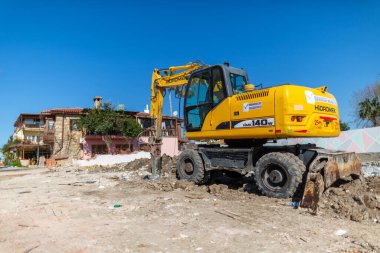 ANTALYA / TURKEY - 19 Ocak 2020: Hidromek hmk 140w kazıcı Antalya 'da yıkılan bir binada duruyor