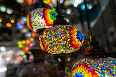 Hediyelik eşya dükkanında renkli lambalar asılı.