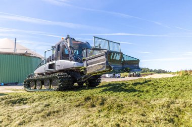 BAVARIA / GERMANY - 20 AĞUSTOS 2020: Prinoth Leitwolf kar kedisi, biyogaz bitkisinin filizini hazırlıyor