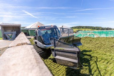 BAVARIA / GERMANY - 20 AĞUSTOS 2020: Prinoth Leitwolf kar kedisi, biyogaz bitkisinin filizini hazırlıyor