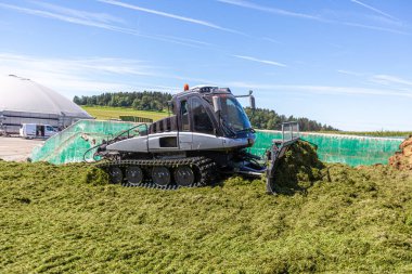 BAVARIA / GERMANY - 20 AĞUSTOS 2020: Prinoth Leitwolf kar kedisi, biyogaz bitkisinin filizini hazırlıyor