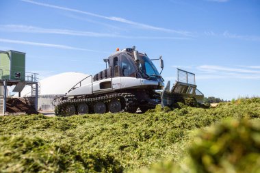 BAVARIA / GERMANY - 20 AĞUSTOS 2020: Prinoth Leitwolf kar kedisi, biyogaz bitkisinin filizini hazırlıyor