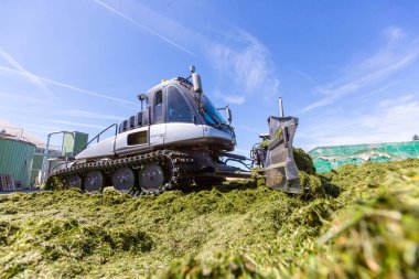 BAVARIA / GERMANY - 20 AĞUSTOS 2020: Prinoth Leitwolf kar kedisi, biyogaz bitkisinin filizini hazırlıyor