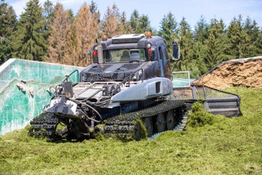 BAVARIA / GERMANY - 20 AĞUSTOS 2020: Prinoth Leitwolf kar kedisi, biyogaz bitkisinin filizini hazırlıyor