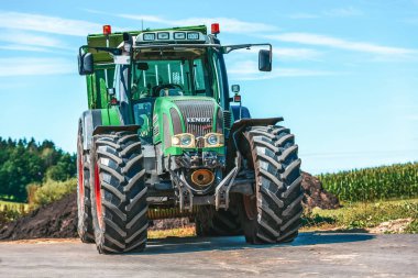 BAVARIA / GERMANY - 20 AĞUSTOS 2020: Yükleyici vagonlu Fendt traktörü, bir biyogaz fabrikasında çalışıyor