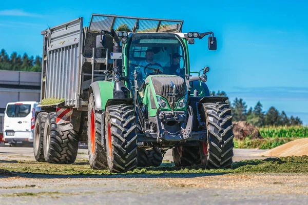 Bavaria Alemanha Agosto 2020 Trator Fendt Com Vagão Carregador Trabalhando — Fotografia de Stock