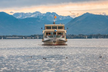 Almanya 'nın Bavyera kentindeki Chiemsee' de turist botu sürüyor..