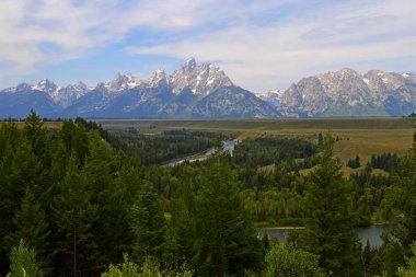 Yılan nehir içinde belgili tanımlık geçmiş Grand Tetons ile Wyoming bakar.