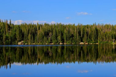 Bear Lake ve yansıması ile dağlar, Rocky Dağı Milli Parkı, Colorado, ABD.