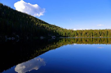 Bear Lake ve yansıması ile dağlar, Rocky Dağı Milli Parkı, Colorado, ABD.