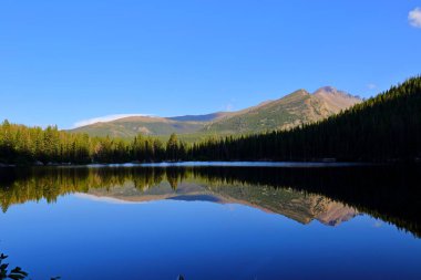 Bear Lake ve yansıması ile dağlar, Rocky Dağı Milli Parkı, Colorado, ABD.