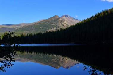 Bear Lake ve yansıması ile dağlar, Rocky Dağı Milli Parkı, Colorado, ABD.