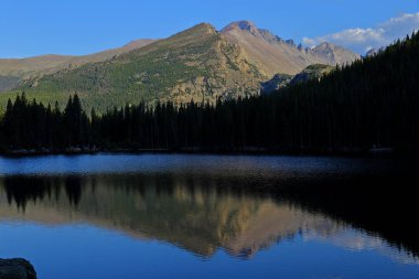 Bear Lake ve yansıması ile dağlar, Rocky Dağı Milli Parkı, Colorado, ABD.